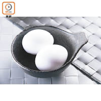 意大利當地有人會將黑松露與雞蛋同放儲存，讓蛋也沾上松露獨特氣味。