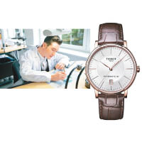 黃曉明在總部內體驗腕錶組裝過程，他手上佩戴的是最新的Carson男裝自動腕錶（PVD玫瑰金款式）。$5,750