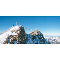 品牌在Glacier 3000雪山上建造一條長107米的吊橋，將兩座山峰頂端連接。