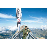 品牌代言人黃曉明特別在吊橋上漫步，飽覽瑞士多個不同雪山山峰的景色。