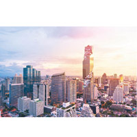 外形獨特的King Power Mahanakhon正正聳立於BTS Chong Nonsi站旁邊，是曼谷最矚目的新地標之一。