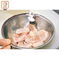 1.鮮蝦洗淨去殼瀝乾水分，用醃料醃1小時；黃、紅椒切塊。