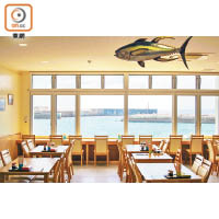 於港口一角開設的Oubanmai食堂，佔地達184平方米，而且更享有無敵海景。