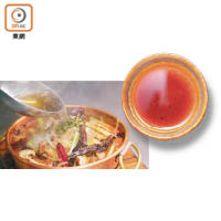 花椒油和鮮青胡椒煮滾後，即時淋在魚肉及香料面，既可保持菜式的熱度，亦有助食材散發香氣。