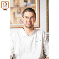 Chef Antonio Martin畢業於西班牙Higher School for Hospitality Management of Seville，其後到米芝連1星餐廳Taberna de Lillas Pastia by Carmelo Bosque任職，現為中環一間西班牙餐廳總廚。