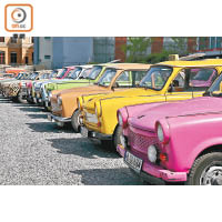 100部Trabant全部經過翻新兼塗上各種鮮艷色彩，一行5至10部車於市內穿梭好不壯觀。