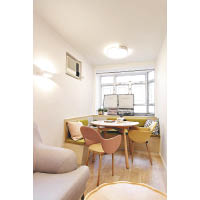 飯廳<br>L形長椅以白橡木、淺灰色手髹漆木器和橄欖綠色捫布打造，看起來清新舒服，座椅位置內藏空間，用作收納雜物。