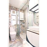 浴室<br>以淺灰色石紋瓷磚配襯PASTEL色系六角形瓷磚，顯現出活潑的氛圍，又不會過分眼花繚亂。