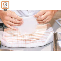 沾濕米紙，軟身後放在布上印乾水分。
