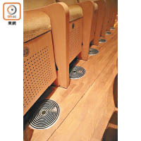 冷氣出口設在座位下，可盡量減少對表演音色的干擾。