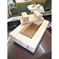 傳統箱押壽司採用的都是木製押箱，如今已難得一見，像古董般珍貴。