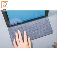 另購的Smart Keyboard為全尺寸鍵盤，打字相當舒服。<br>售價：$1,248（a）