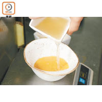 蛋漿注入鰹魚湯拂勻，分別注入兩個小碗內，蒸約5分鐘，放蟹鉗在面。