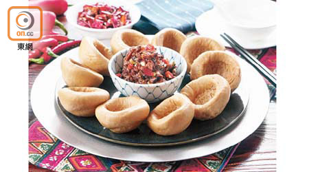窩窩頭<br>湖南人視之為主食，煙韌軟熟的包點，配以香辣鹹香的外婆菜餡料，呈現出湘菜地道風味。