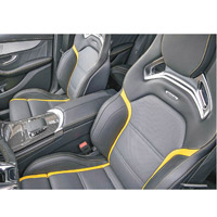 專屬的一體式AMG跑車座椅，加配了氣壓墊及冷暖功能，即使高速疾走仍能使駕駛者的坐姿保持穩定。