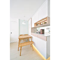飯廳<br>主力選用木系元素的家具，帶出一陣大自然氣息。