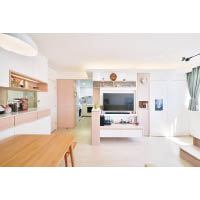 玄關<br>以高身木櫃分隔客廳與廚房，簡潔美觀，實用性又高。