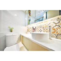 浴室<br>設計師特別把花紋瓷磚鋪在其中一幅牆，呈現出一種跳脫的感覺，跟廚房布置互相呼應。