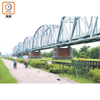 下淡水溪鐵橋的四周綠草如茵，當地人都愛在這裏踏單車耍樂一番。