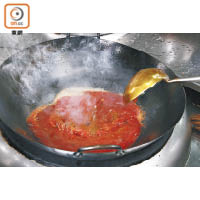 由於沒有現成醬料發售，炮製毛血旺最花時間就是熬煮這碗紅油。