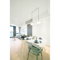 飯廳<br>白襯藍的餐桌椅組合，配以白色的吊燈，予人光潔清雅的感覺。