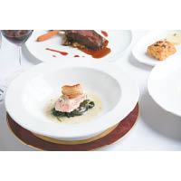 賣相極佳的格拉姆斯三文魚，是白金漢宮國宴的經典菜式。