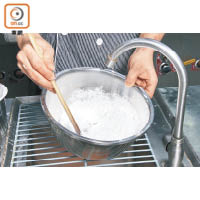 麵粉放於水滴下，邊推邊攪拌，力度適中，才能把疙瘩推攪成軟滑不鞋口的麵糰。