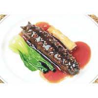 山東名菜之一的葱燒海參，主要食材是海參與大葱，但口感柔軟香滑，難怪被譽為魯菜之首。