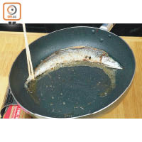秋刀魚劏開魚肚，洗淨內臟及血水，瀝乾水分；將蒜油回鑊，將原條秋刀魚半煎炸至全熟後上碟。