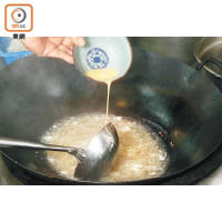 想湯羹香滑濃稠，用生粉水打芡固然是重點，尾聲加雞蛋煮成蛋花也是一大技巧。
