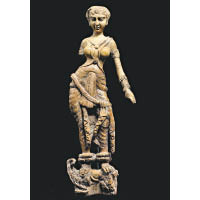 在貝格拉姆遺址10號室出土的象牙女神雕像，屬公元一世紀的文物，其打扮具古希臘藝術風格。