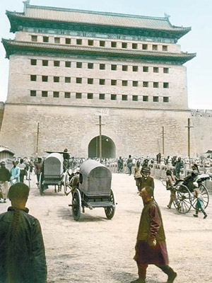 正陽門（前門）城樓前的交通狀況（1908年，北京）