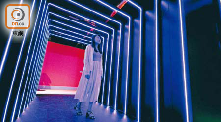 「光影時空隧道」猶如一道隨意門，以五光十色的光影效果，把參觀者帶進西班牙藝術堡壘，一同為探索之旅揭起序幕。