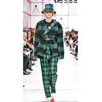 Dior今季打正旗號用格仔作主打，以誇張的綠色格仔配襯格仔或間條等不同圖案。