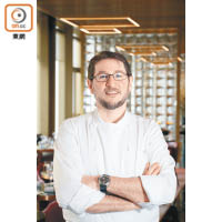 Chef Terrence Crandall曾跟隨芝加哥Bistro 110主廚Rene Bajeux和Everest餐廳的主廚J.Joho學藝，之後在當地及上海半島酒店任行政總廚，現時為中環一間五星級酒店行政總廚。