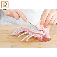 羊羶味主要來自脂肪，入饌前切走可大大減低羶味。