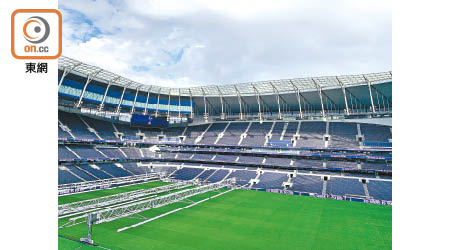 在最頂層的Sky Lounge可以高空飽覽能容納62,062人的球場規模。