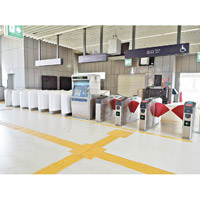 站內的入閘機跟港鐵類同，乘客於本月底前可免費乘坐。