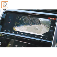 中控台10吋觸控屏幕對應Touch Pro數碼資訊娛樂系統，支援Apple CarPlay、導航、後泊鏡頭及前後泊車感應等。