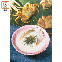 毛蟹粥：將蟹的所有精華與粥底融合，配上甘香幼滑的蟹膏，鮮味爆燈。