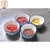 酸菜魚的椒麻香辣，是來自小米椒、花椒、辣椒乾及紅椒。