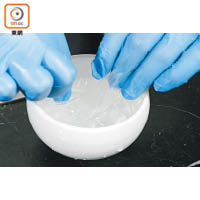 2.魚膠片用清水浸軟，瀝乾水分備用，加入煮滾的奶漿中，攪拌至完全融化成奶凍漿。