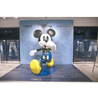 店內高2.5米的巨型Walking Mickey穿上FDMTL拼接牛仔褲，將可愛與工藝完美結合。