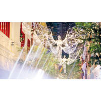 享譽國際的華麗燈飾「The Spirit of Christmas」，照亮了利東街。