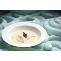 深海藍子魚燴花膠<br>花膠是名貴食材，以湯燴煮令鮮味提升，加上魚子醬做點綴，令菜式鮮味Double Up。