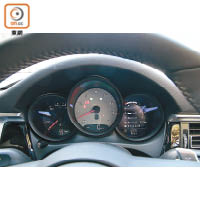 用上三圈式儀錶，清晰顯示各類行車資訊。