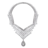 Boucheron Pavés de Cristal白金頸鏈，鑲有一枚2.68卡F IF梨形切割鑽石、長方形切割鑽石及水晶，頸鏈有多種佩戴方法。 $719萬（A）