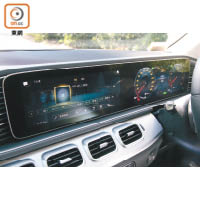 搭載新一代雙螢幕顯示導航資訊及儀錶板。