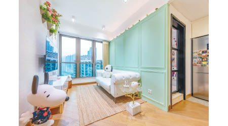 客廳<br>配以方框花線的粉綠色牆飾，襯托素白梳化，為室內添上濃濃的英倫鄉村風。