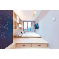 主人房<br>兩級式設計的地台睡床，其梯級暗藏抽屜，可用來收納日常衣物。